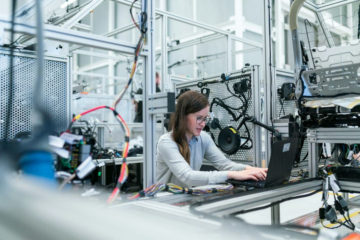 Aluna de curso técnico trabalhando em um equipamento de laboratório